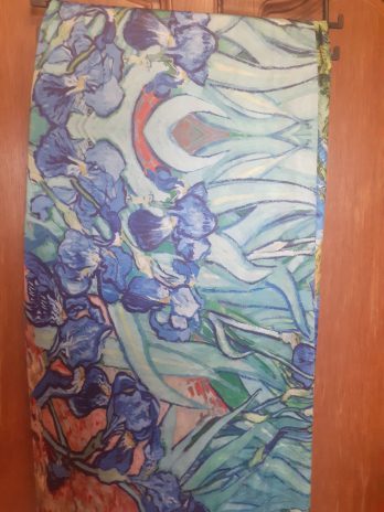 Eșarfă din mătase naturală cu picturi cu două fețe diferite.