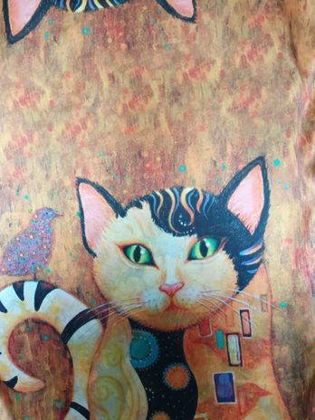 Eșarfă din matase naturală cu picturi cu două fețe diferite.